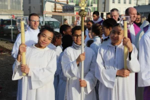Enfants de choeur lors de la messe de bénédiction des premières pierres de Saint-Colomban