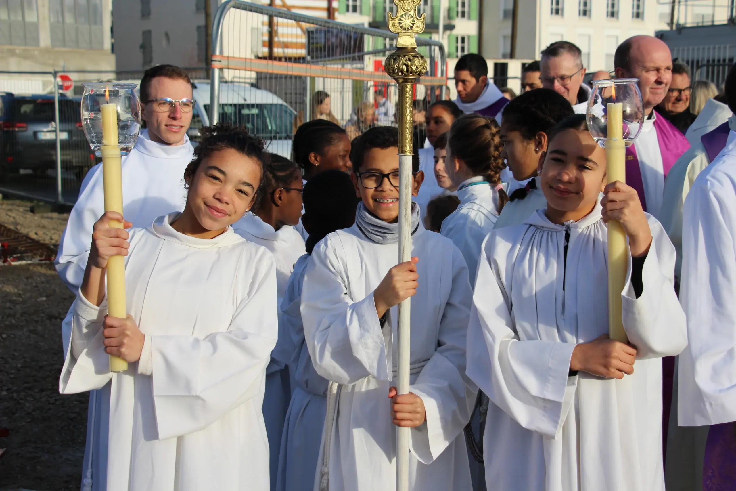 Enfants de choeur lors de la messe de bénédiction des premières pierres de Saint-Colomban
