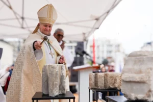 Bénédiction des pierres de la future église Sainte-Bathilde par Mgr Nahmias, évêque de Meaux