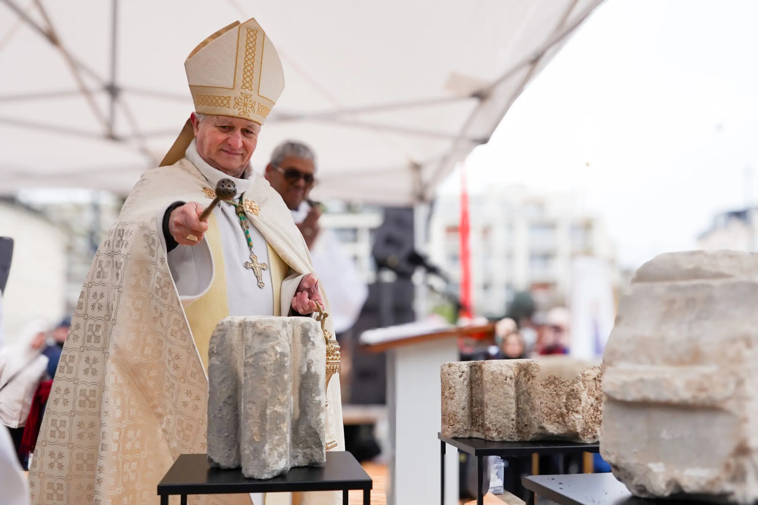 Bénédiction des pierres de la future église Sainte-Bathilde par Mgr Nahmias, évêque de Meaux