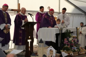 Messe à l'autel pour la bénédiction des premières pierres de l'église Saint-Colomban