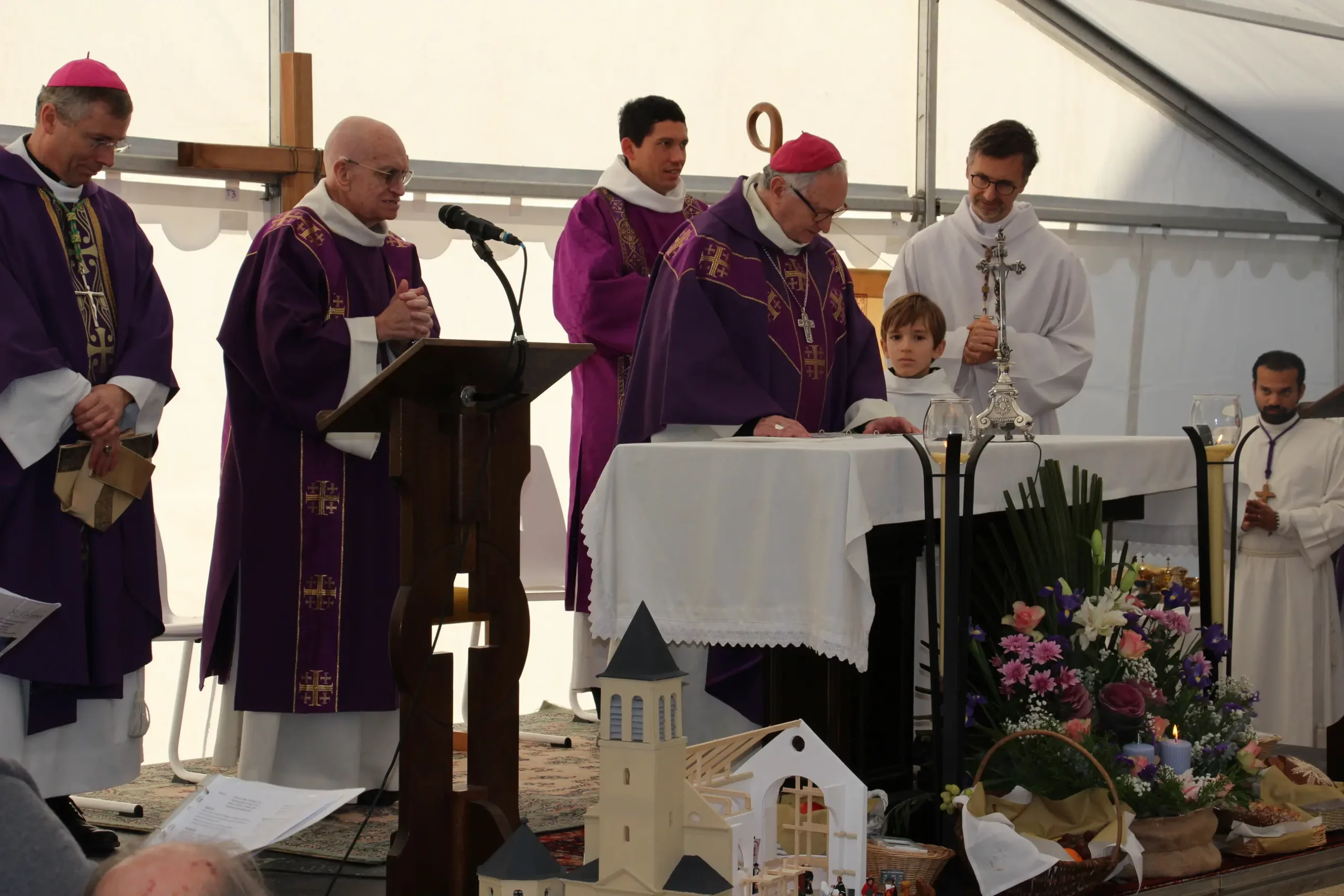 Messe à l'autel pour la bénédiction des premières pierres de l'église Saint-Colomban