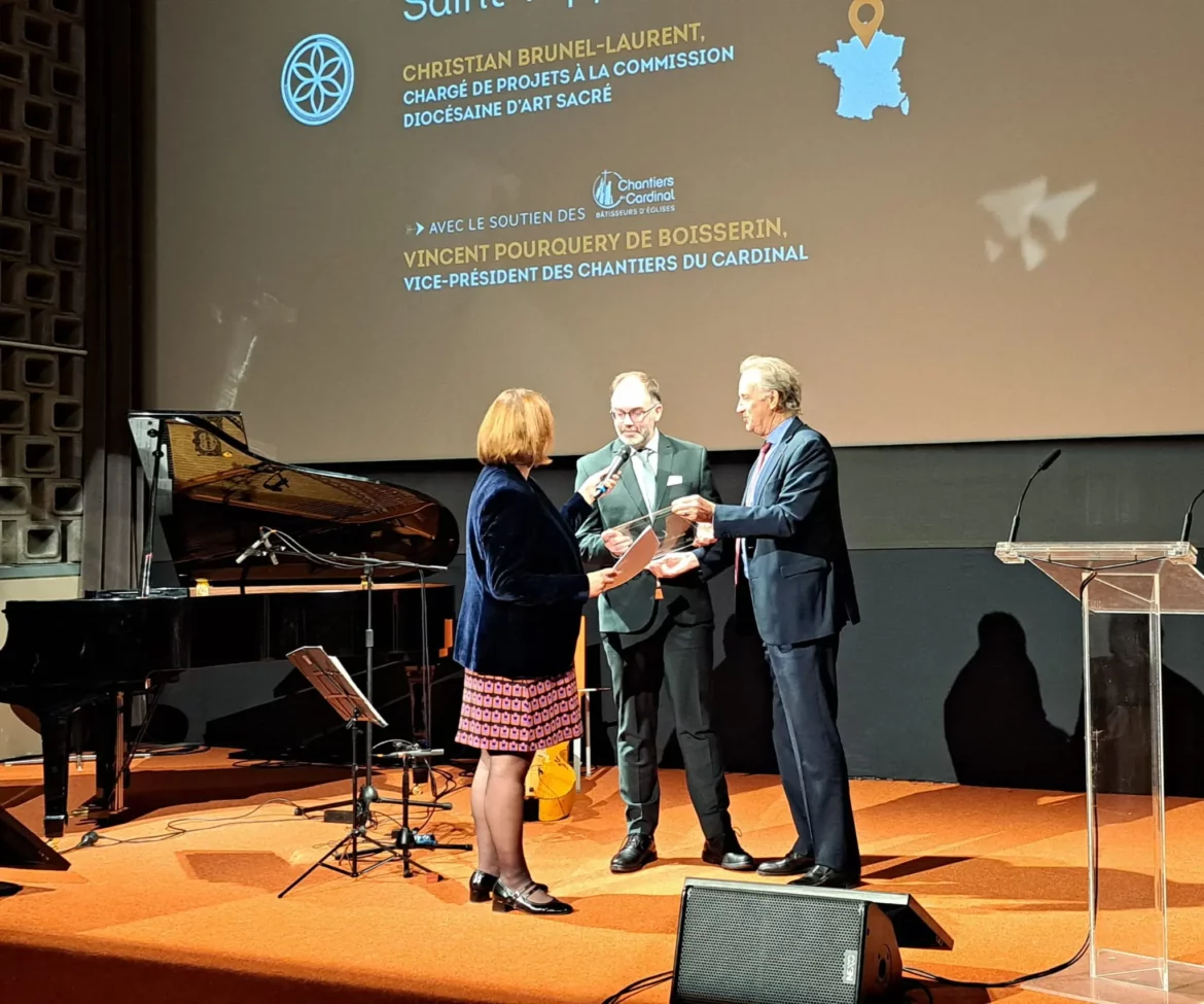 Vincent Pourquery de Boisserin remet le prix de la Création et de la Rénovation d'Eglises à Christian Brunel-Laurent, porteur du projet