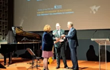 Vincent Pourquery de Boisserin remet le prix de la Création et de la Rénovation d'Eglises à Christian Brunel-Laurent, porteur du projet