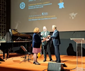 Vincent Pourquery de Boisserin remet le prix de la Création et de la Rénovation d'Eglises à Christian Brunel-Laurent, porteur du projet