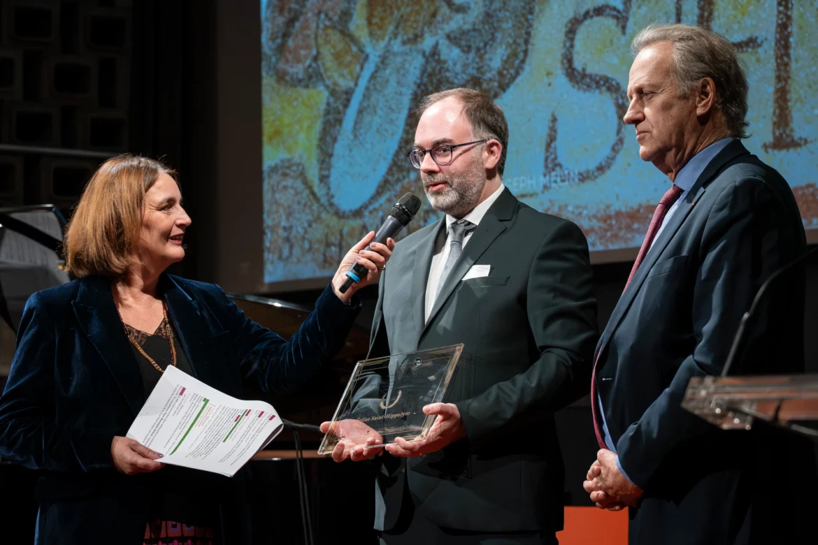 De gauche à droite : Sophie Laurant, membre du jury, Christian Brunel-Laurent, Commission Diocesaine d'Art Sacré, et Vincent Pourquery de Boisserin, vice-président des Chantiers du Cardinal
