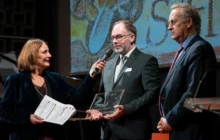 De gauche à droite : Sophie Laurant, membre du jury, Christian Brunel-Laurent, Commission Diocesaine d'Art Sacré, et Vincent Pourquery de Boisserin, vice-président des Chantiers du Cardinal