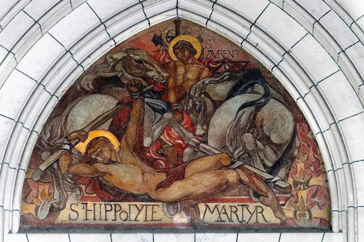 Le tympan de l'église Saint-Hippolyte, chef d'œuvre Art-Déco d'Henri Marret