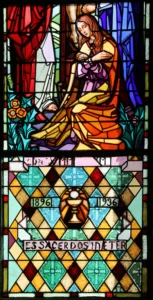 Femme au pied de la croix - vitrail de Notre Dame du Bon Conseil