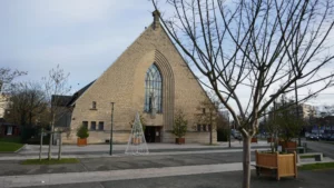 Vue extérieure de l'église Saint-François de Sales à Clamart