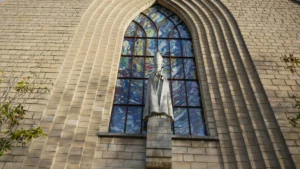 Vue de l'extérieur du nouveau vitrail de Saint François de Sales à Clamart