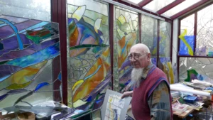 L'artiste-verrier dans son atelier