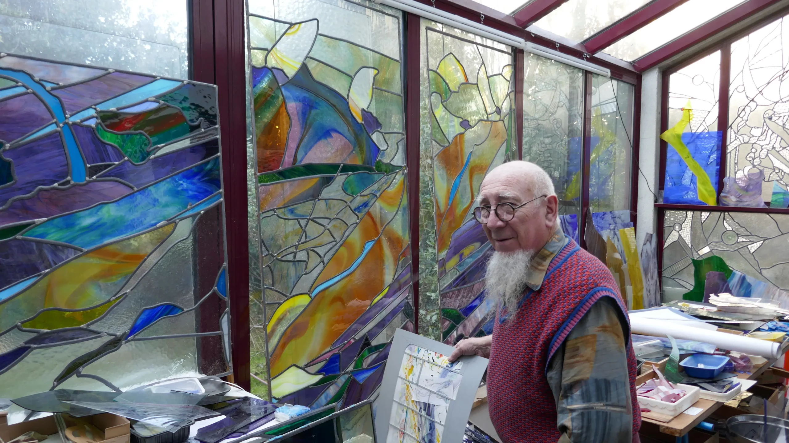 L'artiste-verrier dans son atelier