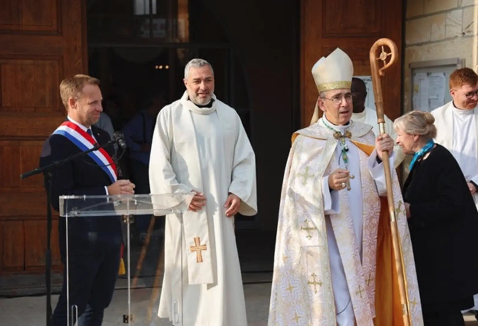 L’inauguration du vitrail de Saint François de Sales à Clamart par Mgr Rougé, évêque de Nanterre, en présence du député de la circonscription, M. Jean-Didier Berger, et du père Bertrand Auville, curé de la paroisse du Haut-Clamart et du Plessis-Robinson