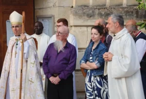 Mgr Rougé, évêque de Nanterre et Gilles Audoux, l’artiste-verrier lors de l’inauguration de son œuvre