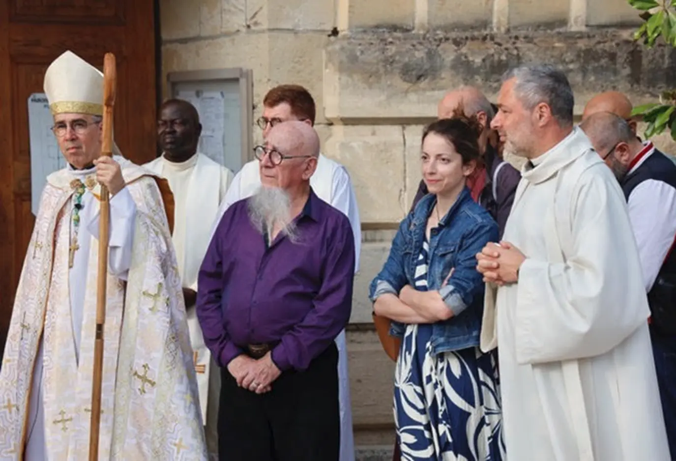 Mgr Rougé, évêque de Nanterre et Gilles Audoux, l’artiste-verrier lors de l’inauguration de son œuvre