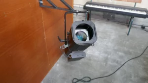 Le dispositif d’éclairage du vitrail de Saint François de Sales à Clamart, installé à la tribune