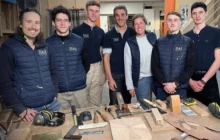 Bruno de Maistre entouré de sa femme et des apprentis d'art sacré