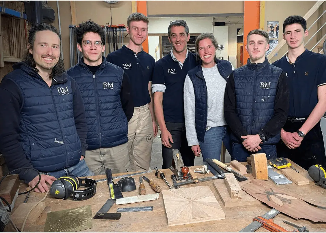 Bruno de Maistre entouré de sa femme et des apprentis d'art sacré
