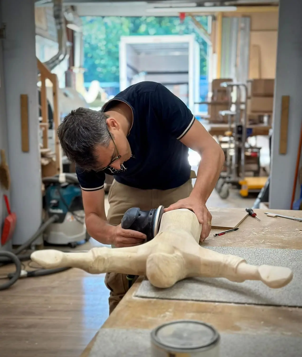 Bruno de Maistre travaillant le bois