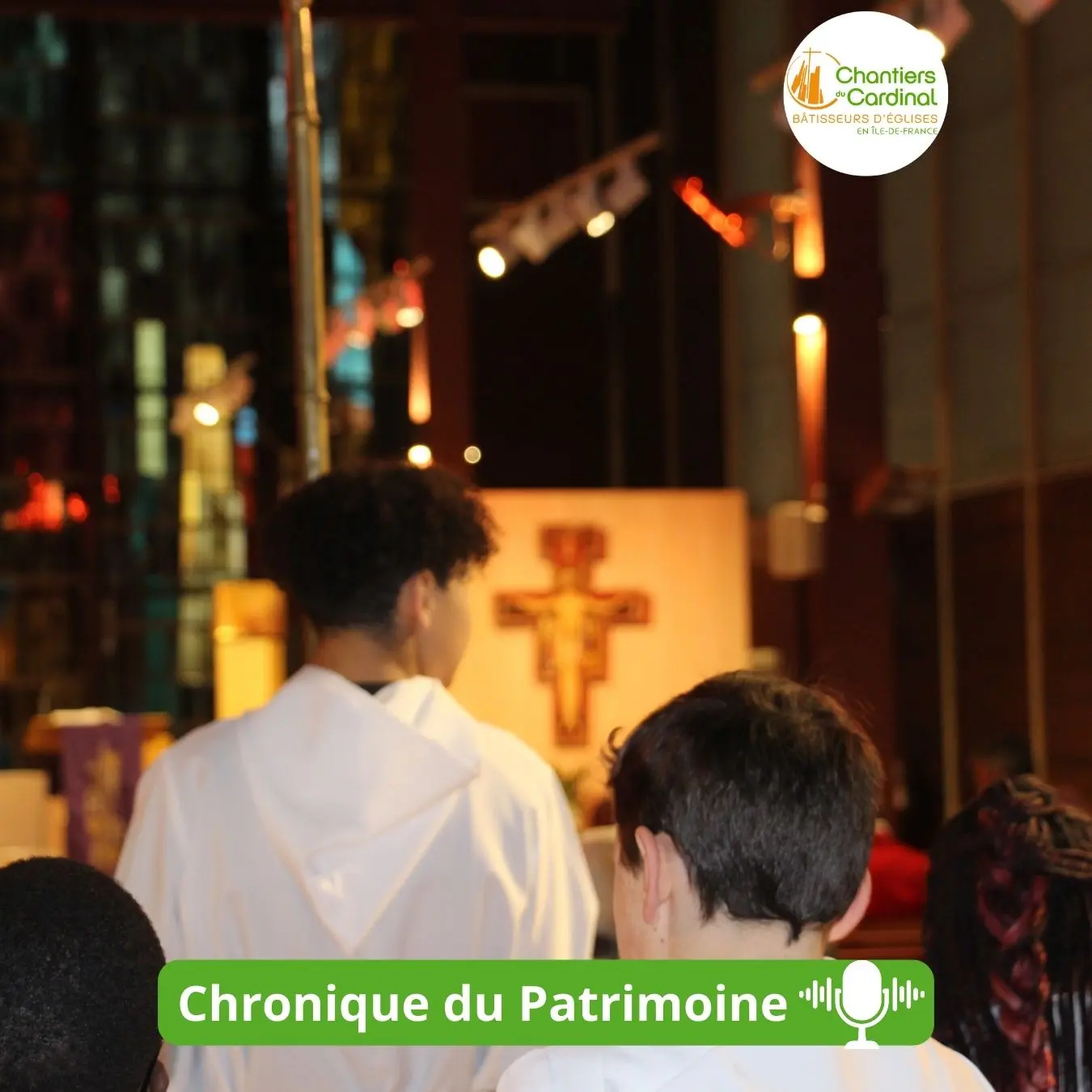 enfants de choeur dans une église