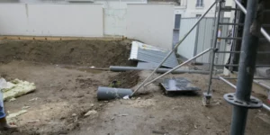 Le dispositif de récupération des eaux pluviales et de trop-plein dans la cour intérieure