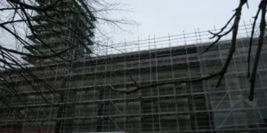 Les échafaudages de la future église Sainte-Bathilde