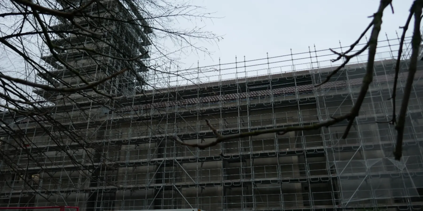 Les échafaudages de la future église Sainte-Bathilde