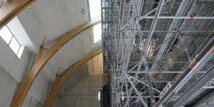 Nef de l'église Sainte-Bathilde sous échaffaudage