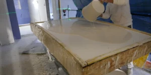 Ouvrier moulant des plaques de staff