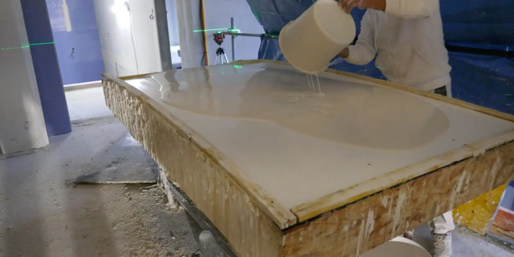 Ouvrier moulant des plaques de staff