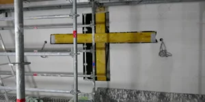 Echafaudage devant la croix derrière l’autel