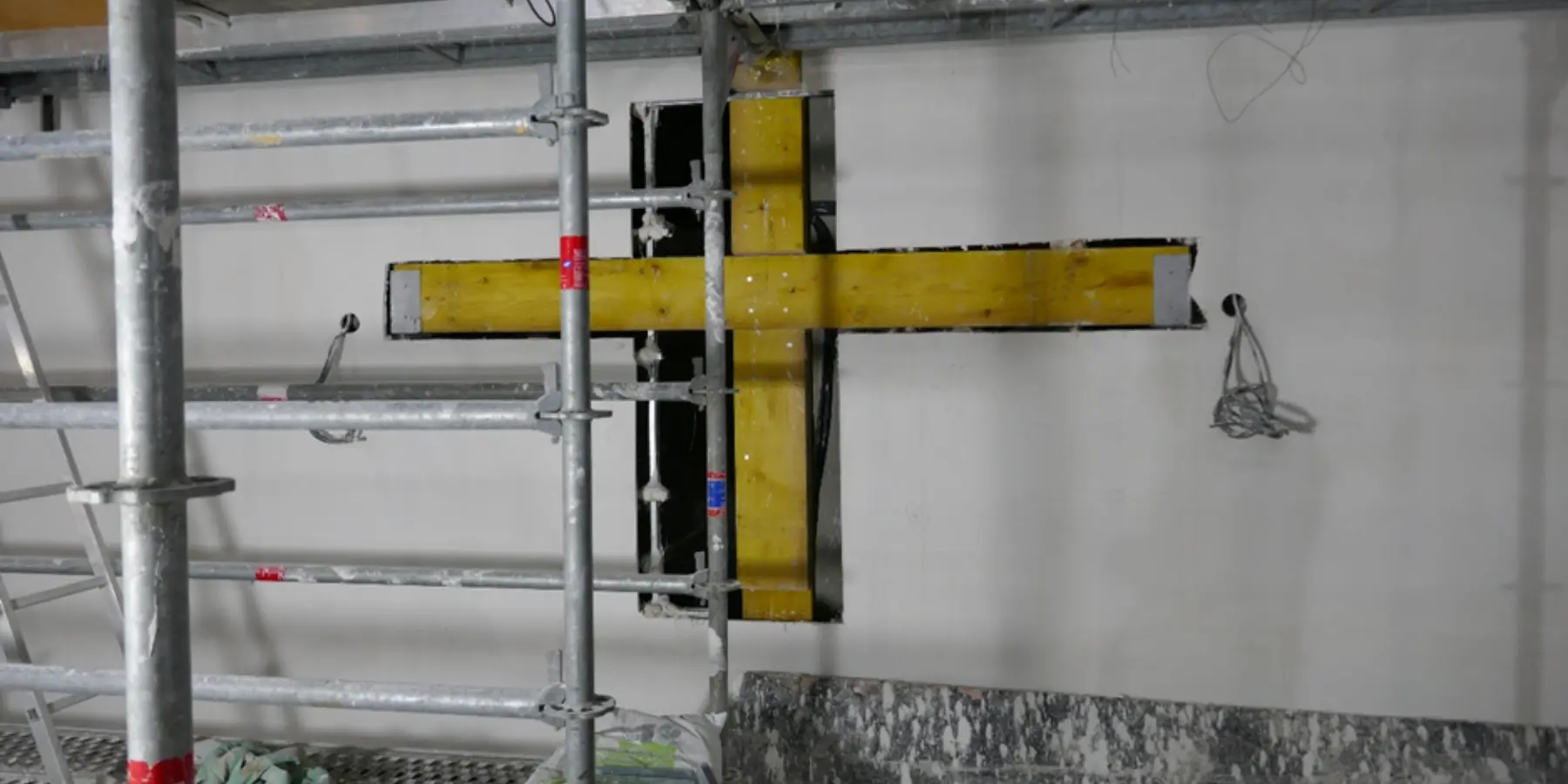 Echafaudage devant la croix derrière l’autel