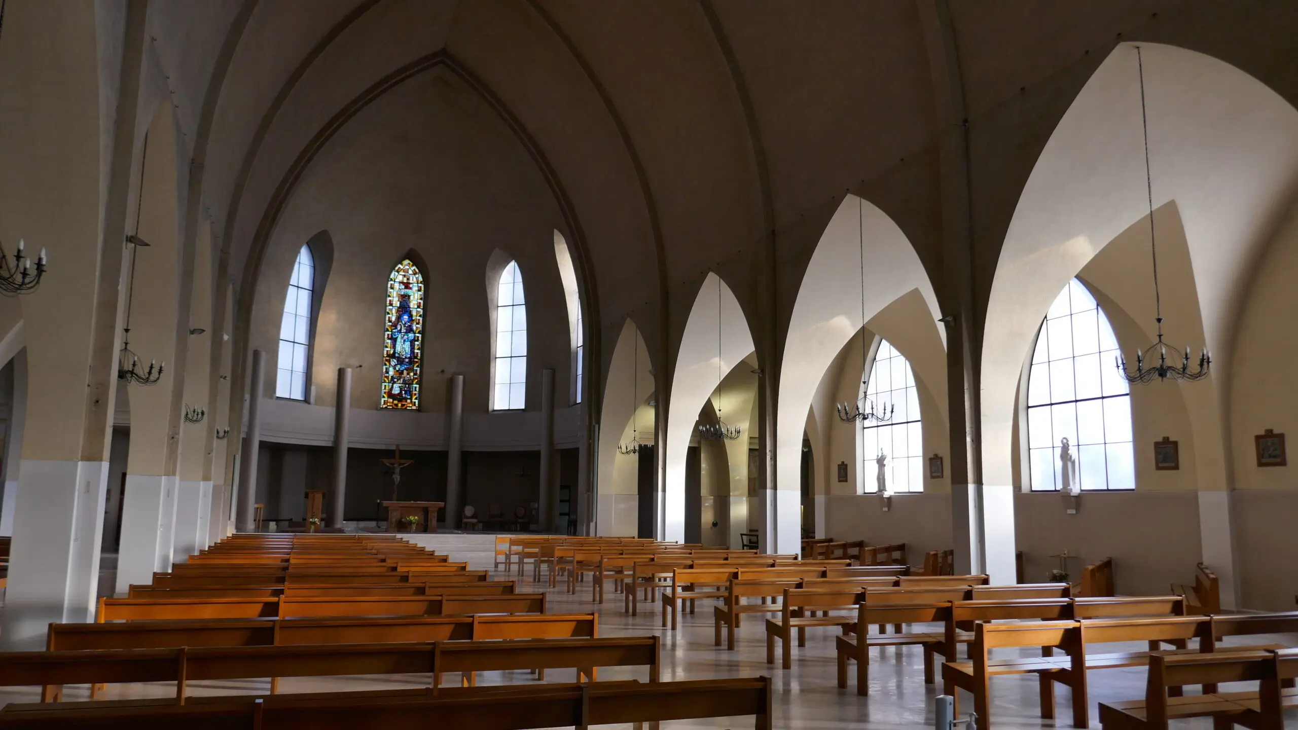 Vue intérieure de Saint François de Sales de Clamart