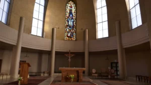 Le chœur de l’église Saint-François de Sales avec son seul vitrail