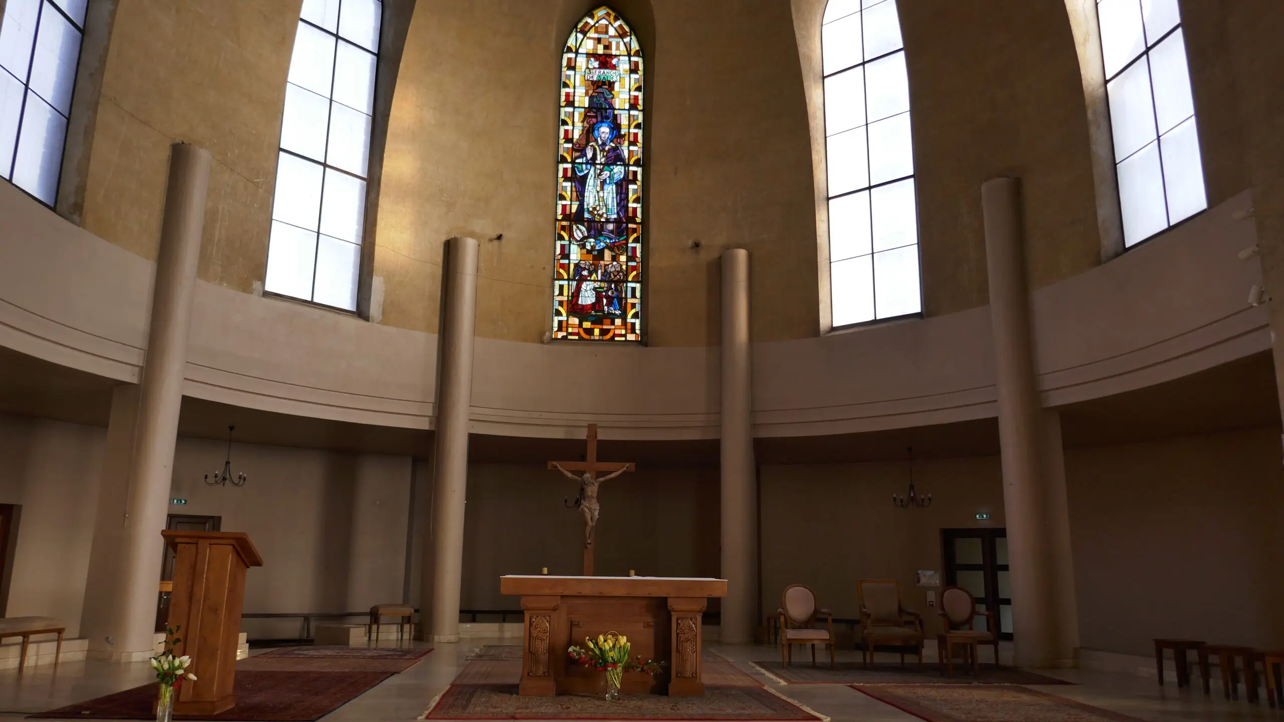 Le chœur de l’église Saint-François de Sales avec son seul vitrail