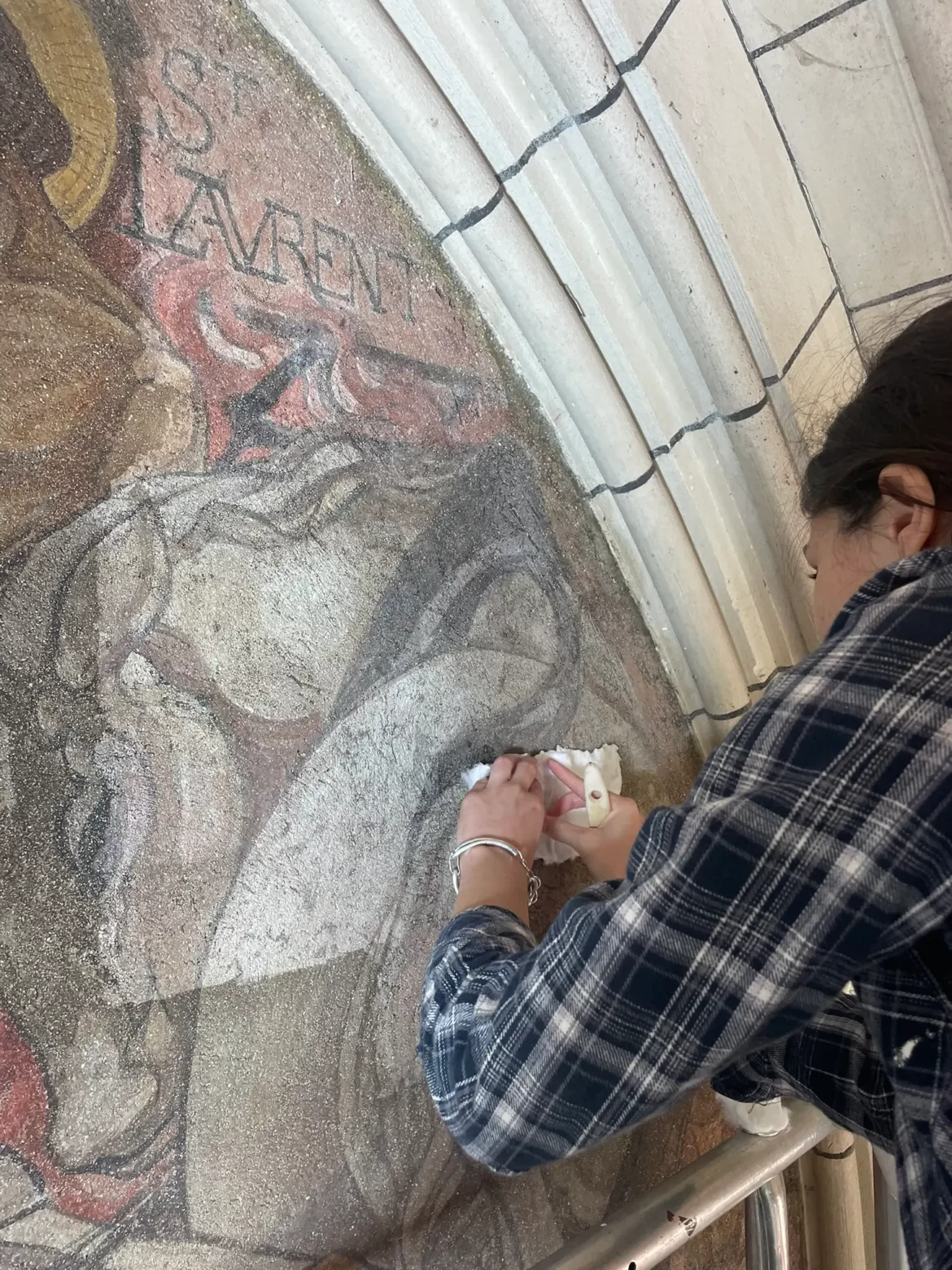 Paris 13e – Le tympan de l’église Saint Hippolyte retrouve tout son éclat !