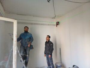 Deux ouvriers du chantier, impliqués et fiers de leur travail.