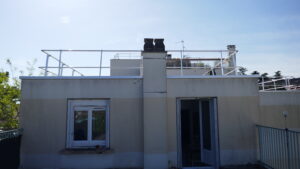 La nouvelle toiture terrasse avec son nouveau garde-corps pour en permettre l’entretien