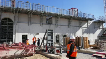 Visite de chantier : construire la future église Saint-Colomban à Serris (77)