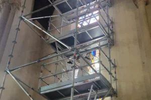 Echafaudage près d'un vitrail de Notre Dame du Bon Conseil