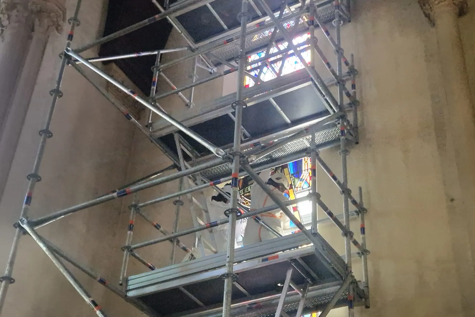 Echafaudage près d'un vitrail de Notre Dame du Bon Conseil