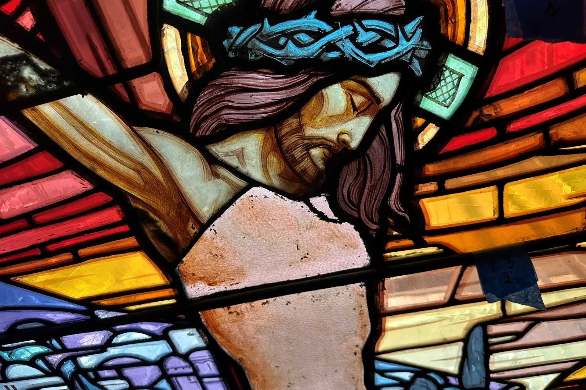 Détail du vitrail de la Crucifixion de Notre Dame du Bon Conseil
