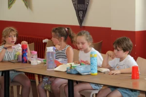 enfants attablé pour un repas en groupe