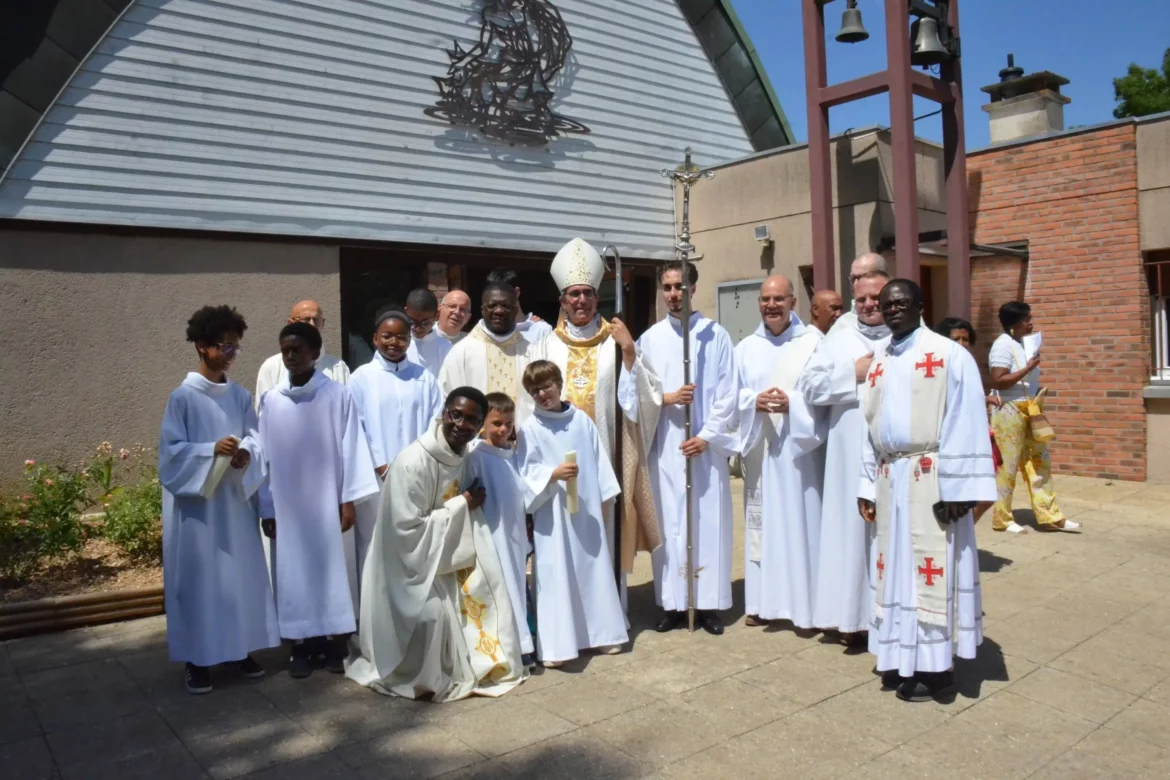 Réouverture de la chapelle Saint-Jean-Baptiste de Guinette par Mgr Pansard, évêque du diocèse d'Evry-Corbeil-Essonnes