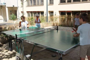 enfants jouant au ping pong dans la cour du patronage de Boulogne