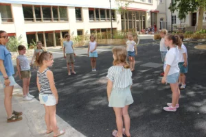 enfants en ronde dans la cour du patronage de Boulogne