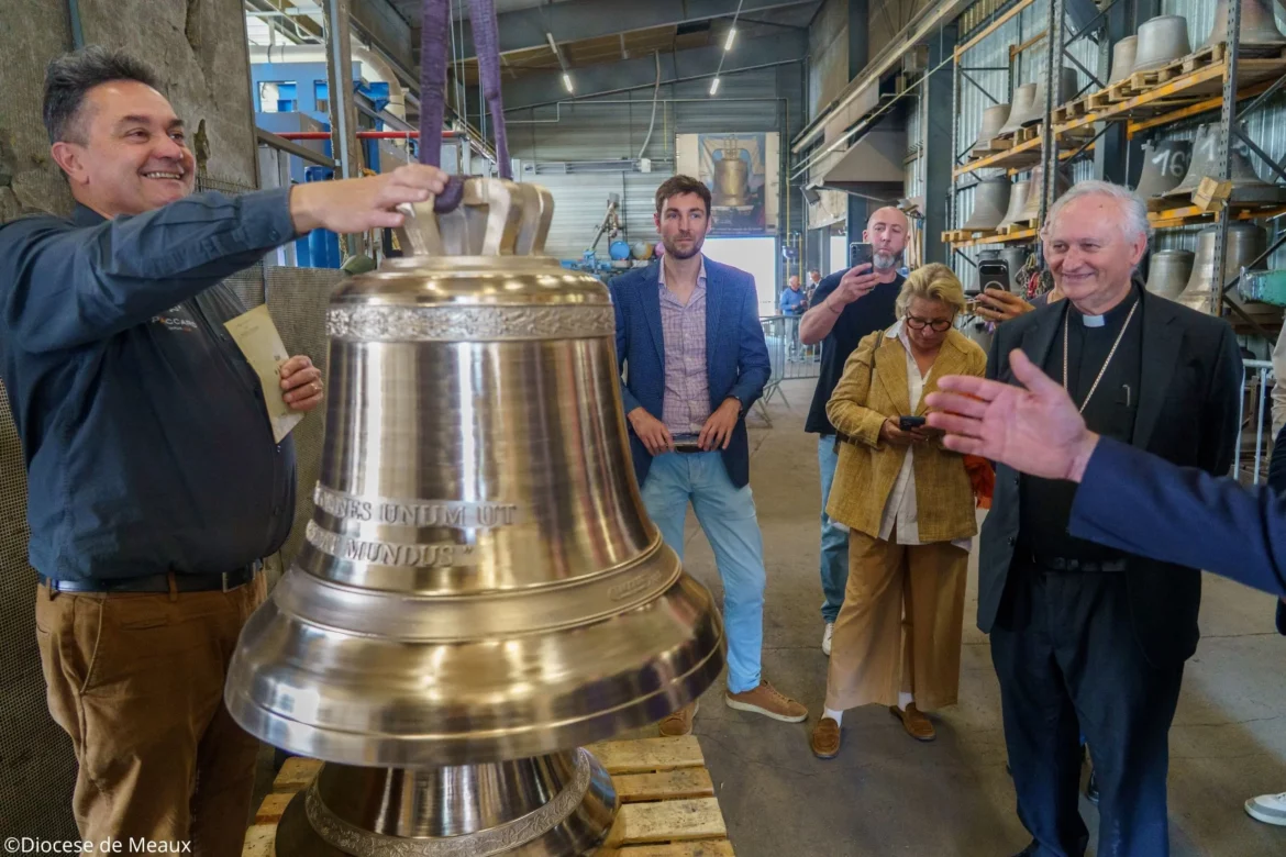 Artisan avec la cloche achevée et l'évêque de Meaux