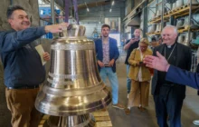 Artisan avec la cloche achevée et l'évêque de Meaux