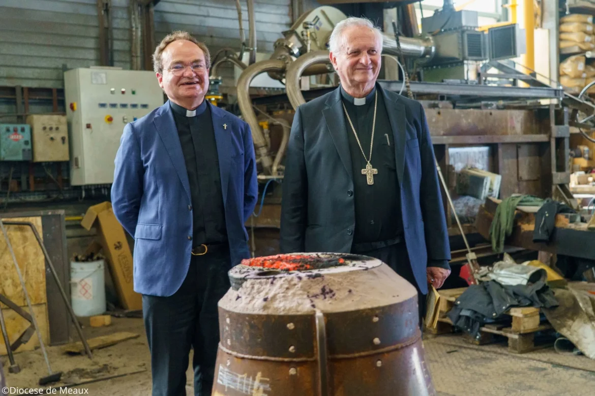 Curé et évêque devant le moule de la future cloche de Saint-Colomban